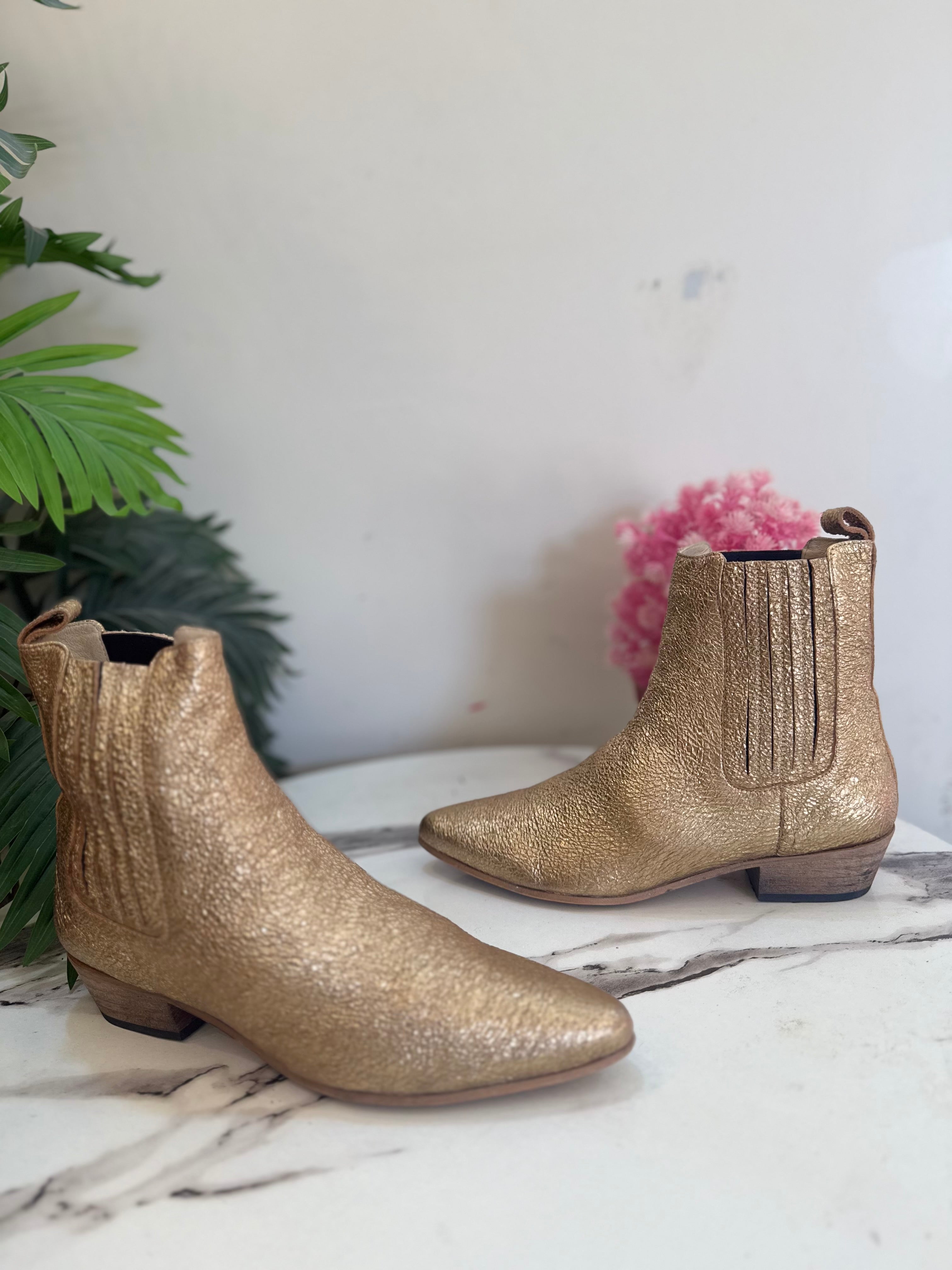 Golden leather ankle boot (unknown)