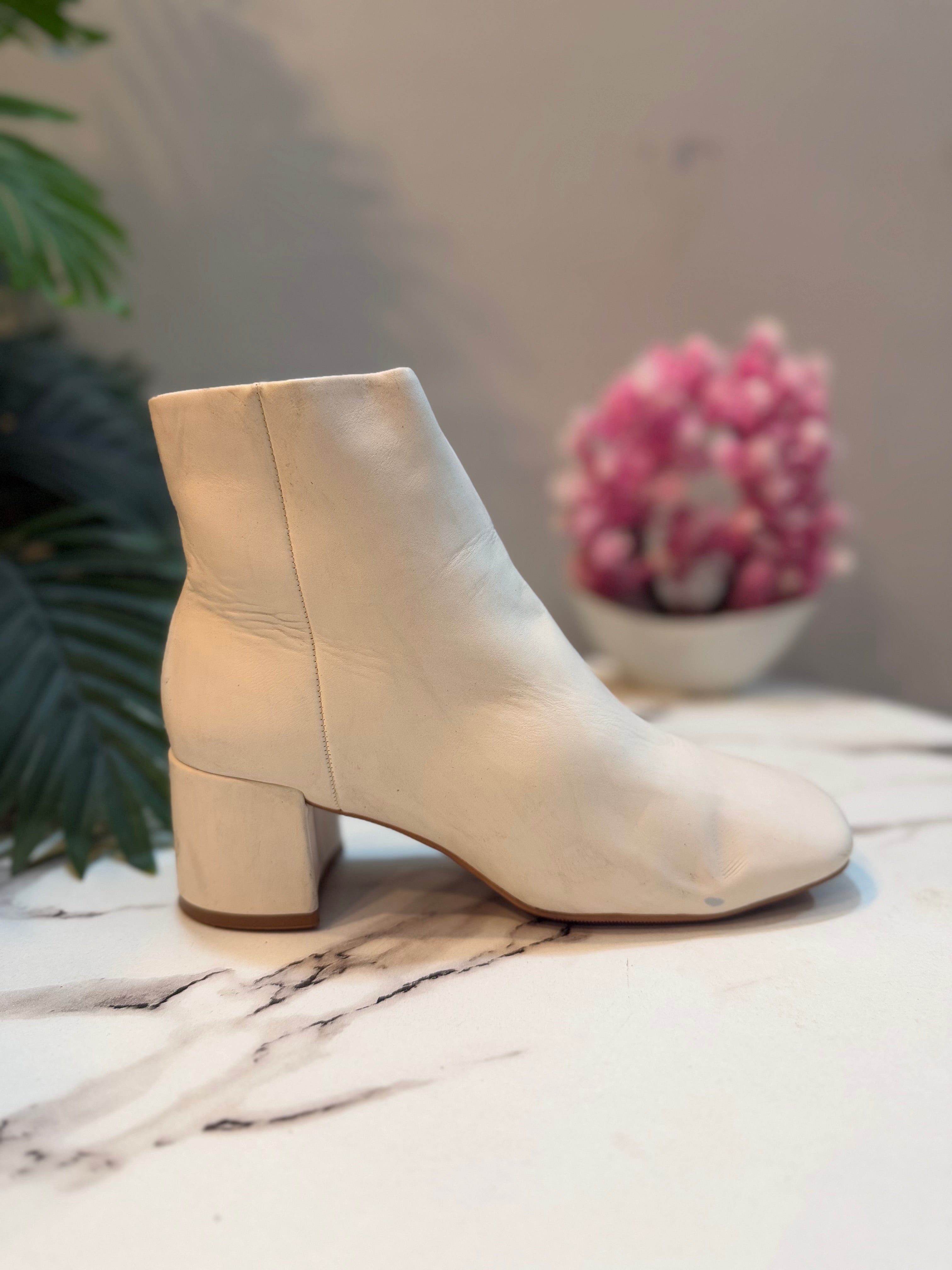 Creamy white zipper leather ankle boot ( unknown)