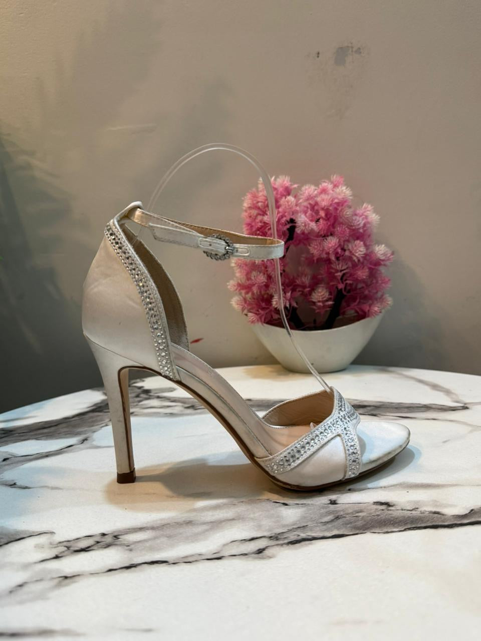 White pencil heel