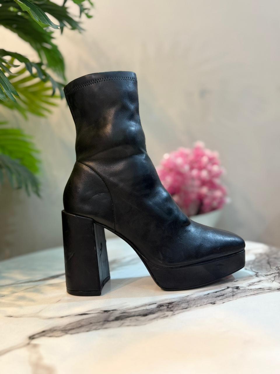 Black leather zipper ankle boot (stradivarius)