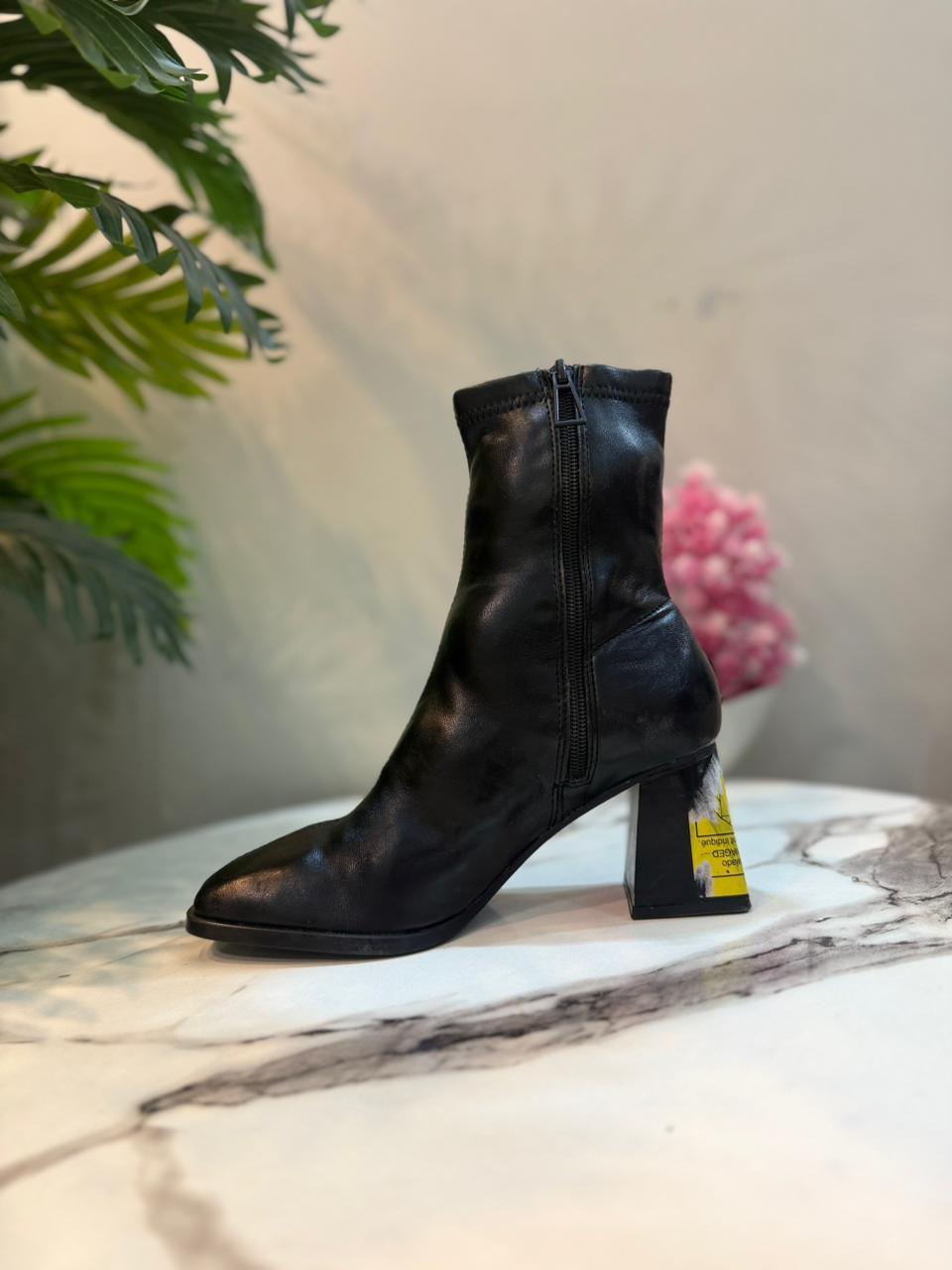 Black leather zipper ankle boot (Stradivarius)