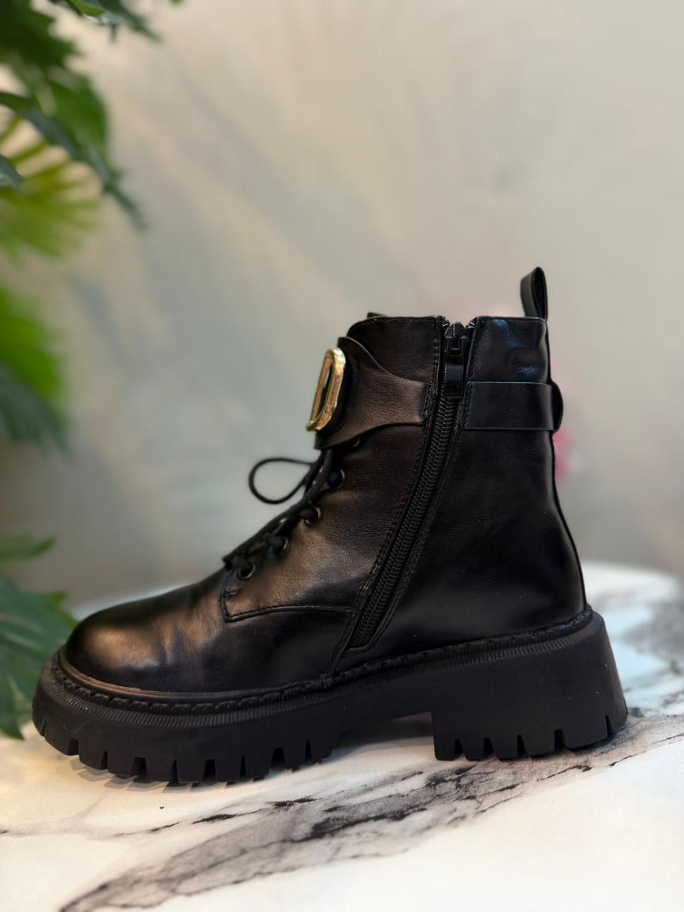 Black leather zipper ankle boot (Unknown)