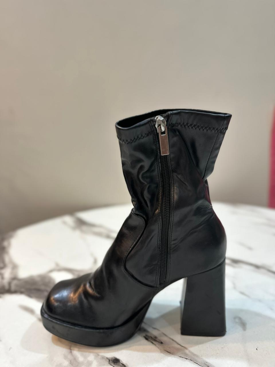 Black leather zipper ankle boot (pull and bear)