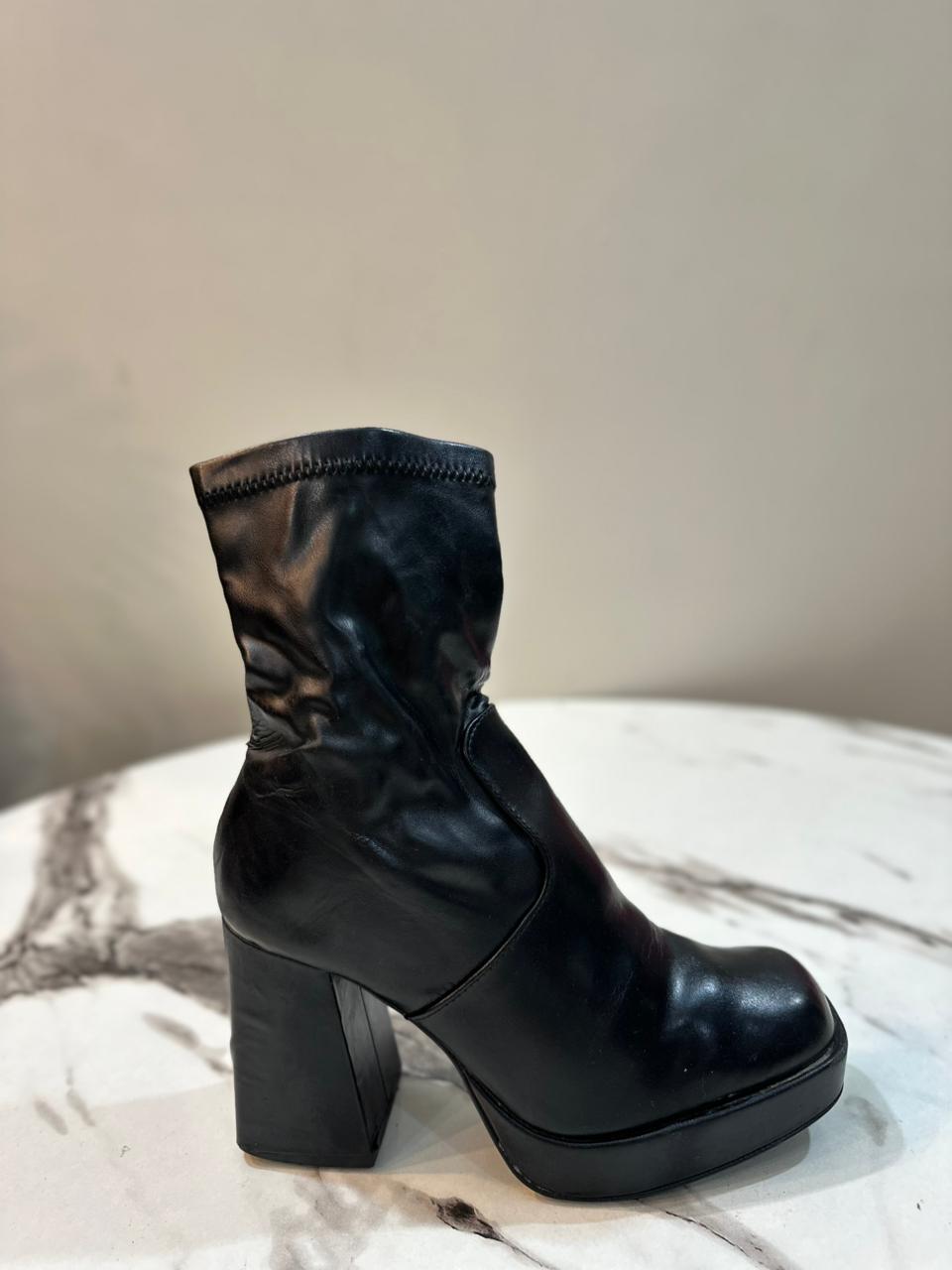 Black leather zipper ankle boot (pull and bear)