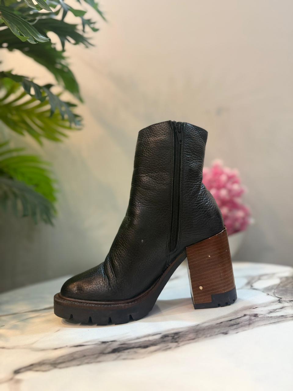Black leather zipper ankle boot (Unknown)