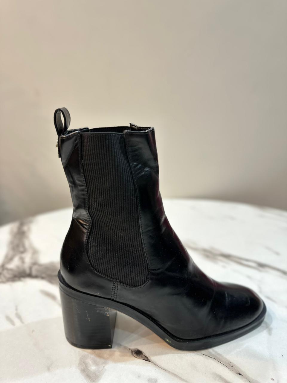 Black leather ankle boot (Zara)