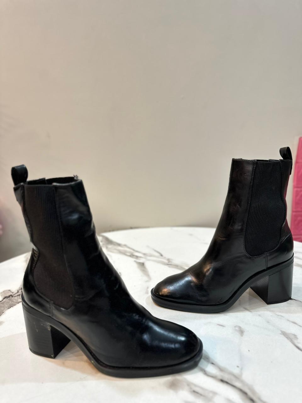 Black leather ankle boot (Zara)