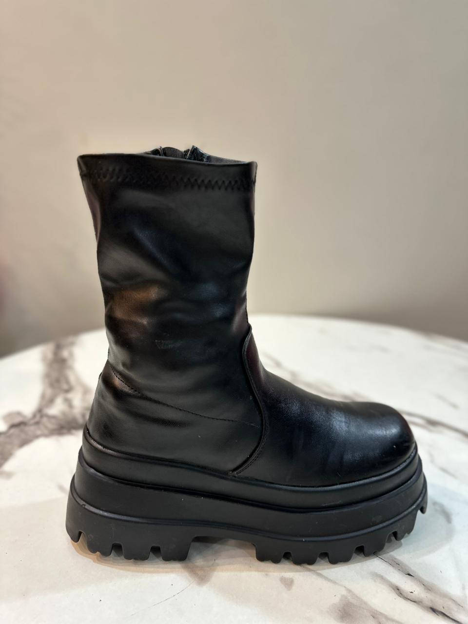 Black leather zipper ankle boot (Unknwon)