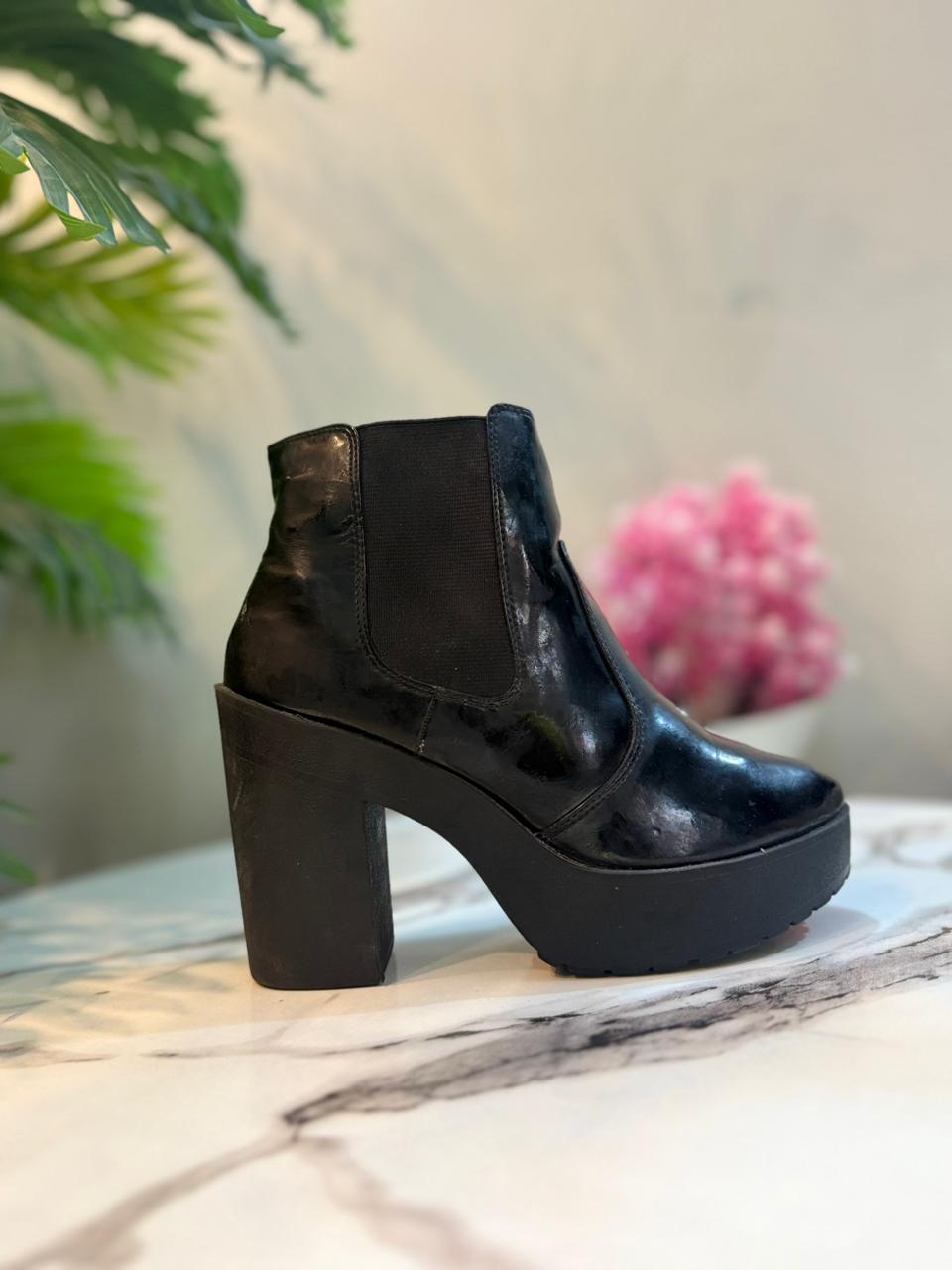 Black patent ankle boot (new look)