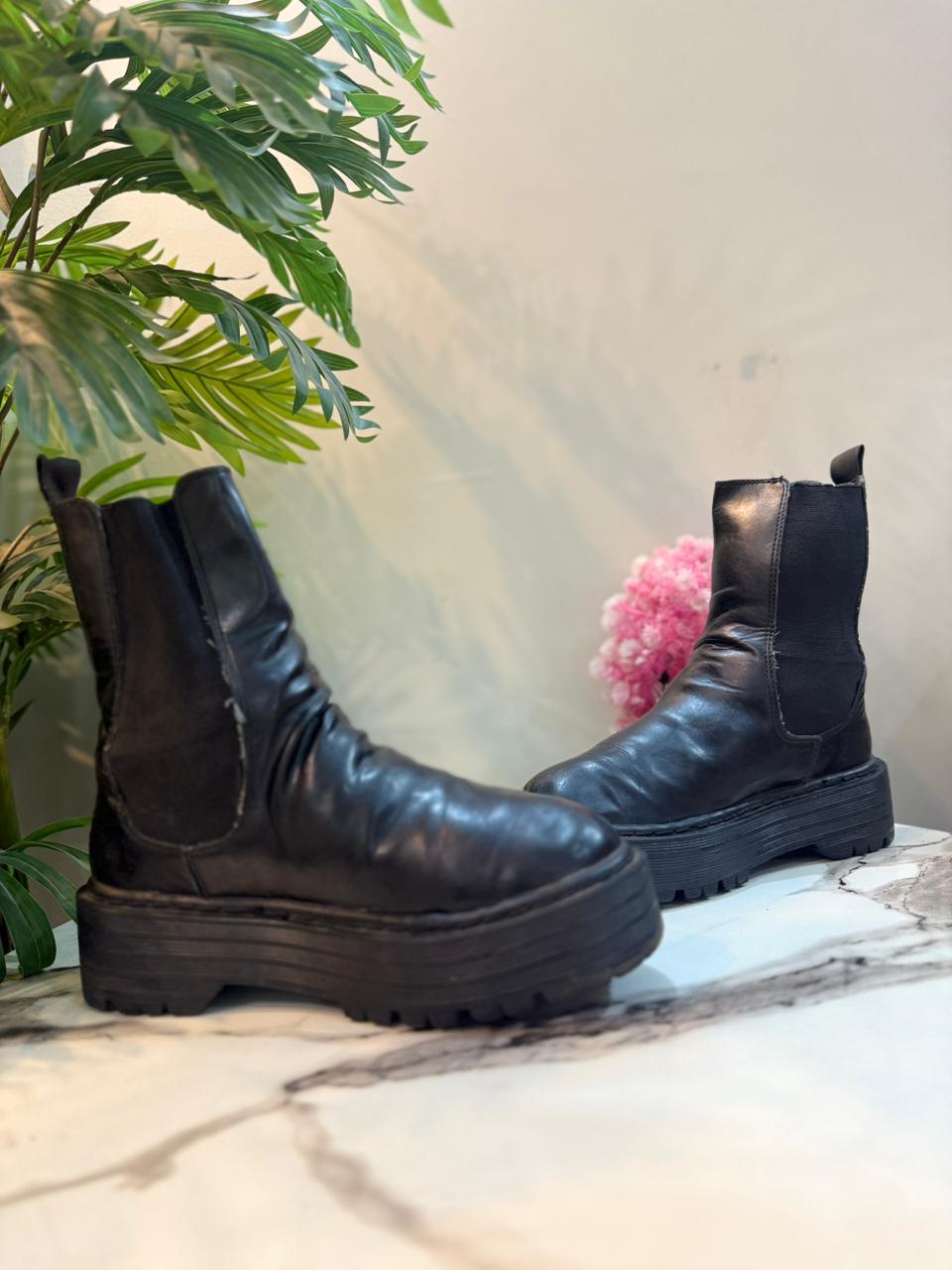 Black leather ankle boot (Pull & Bear)