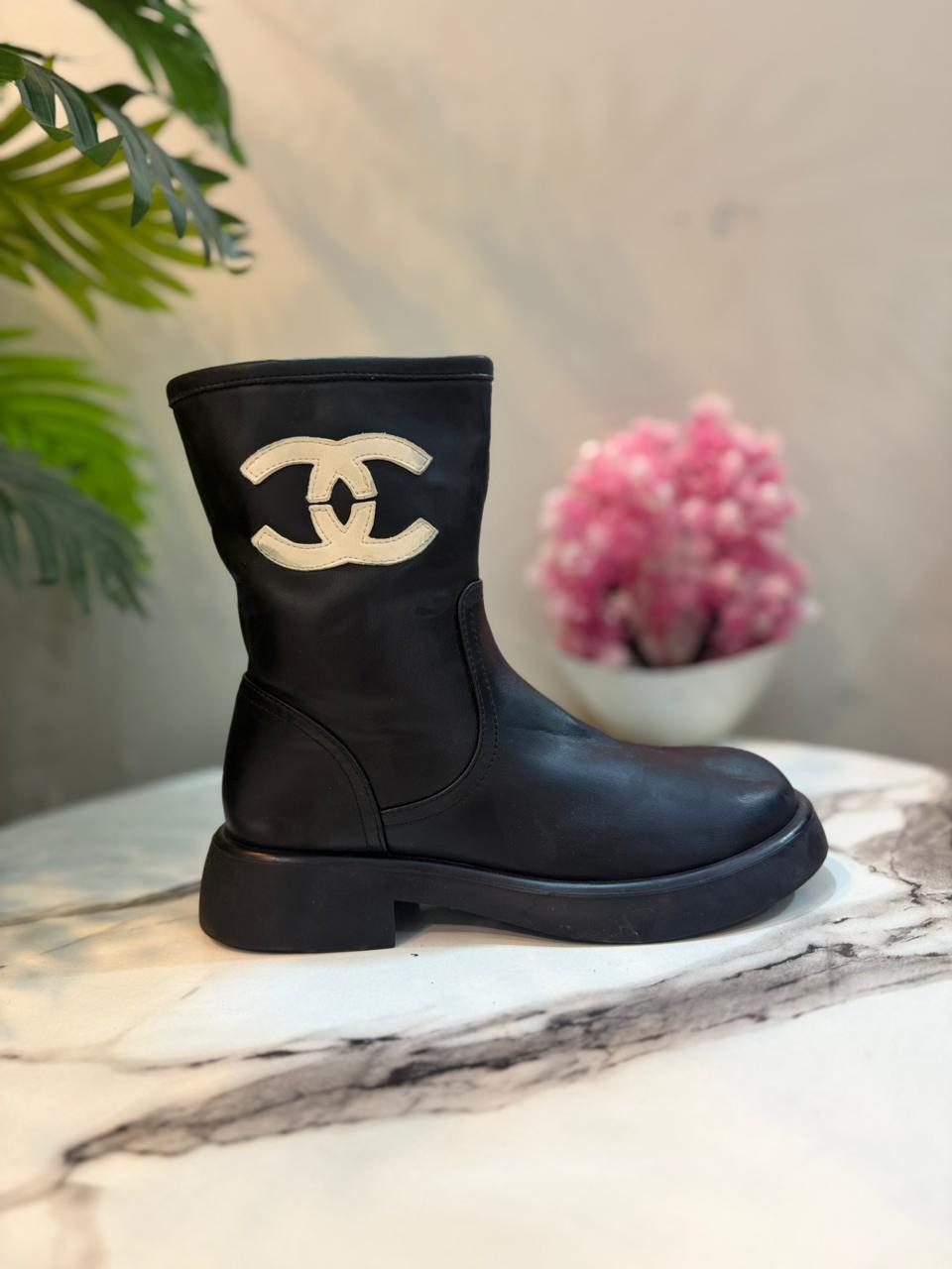 Black leather zipper ankle boot (Unknown)