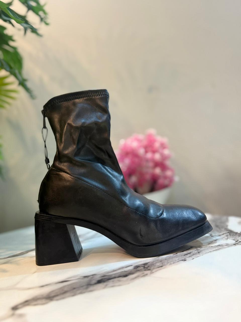 Black leather zipper ankle boot (zara)
