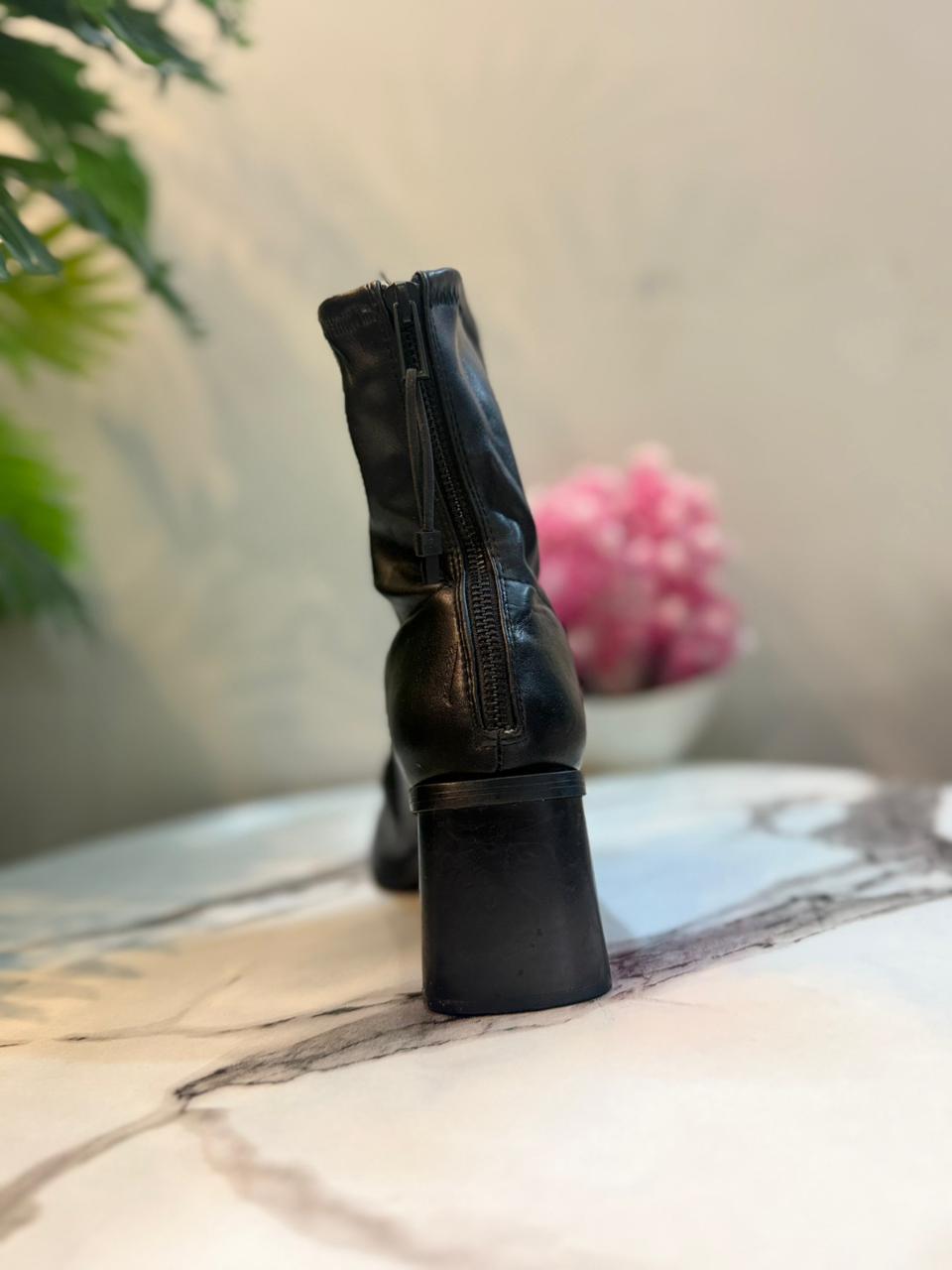 Black leather zipper ankle boot (zara)