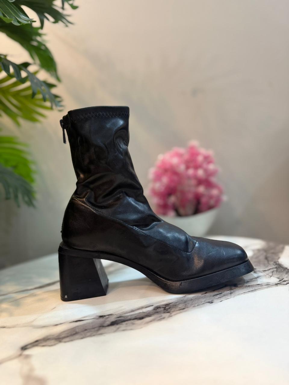 Black leather zipper ankle boot (Zara)