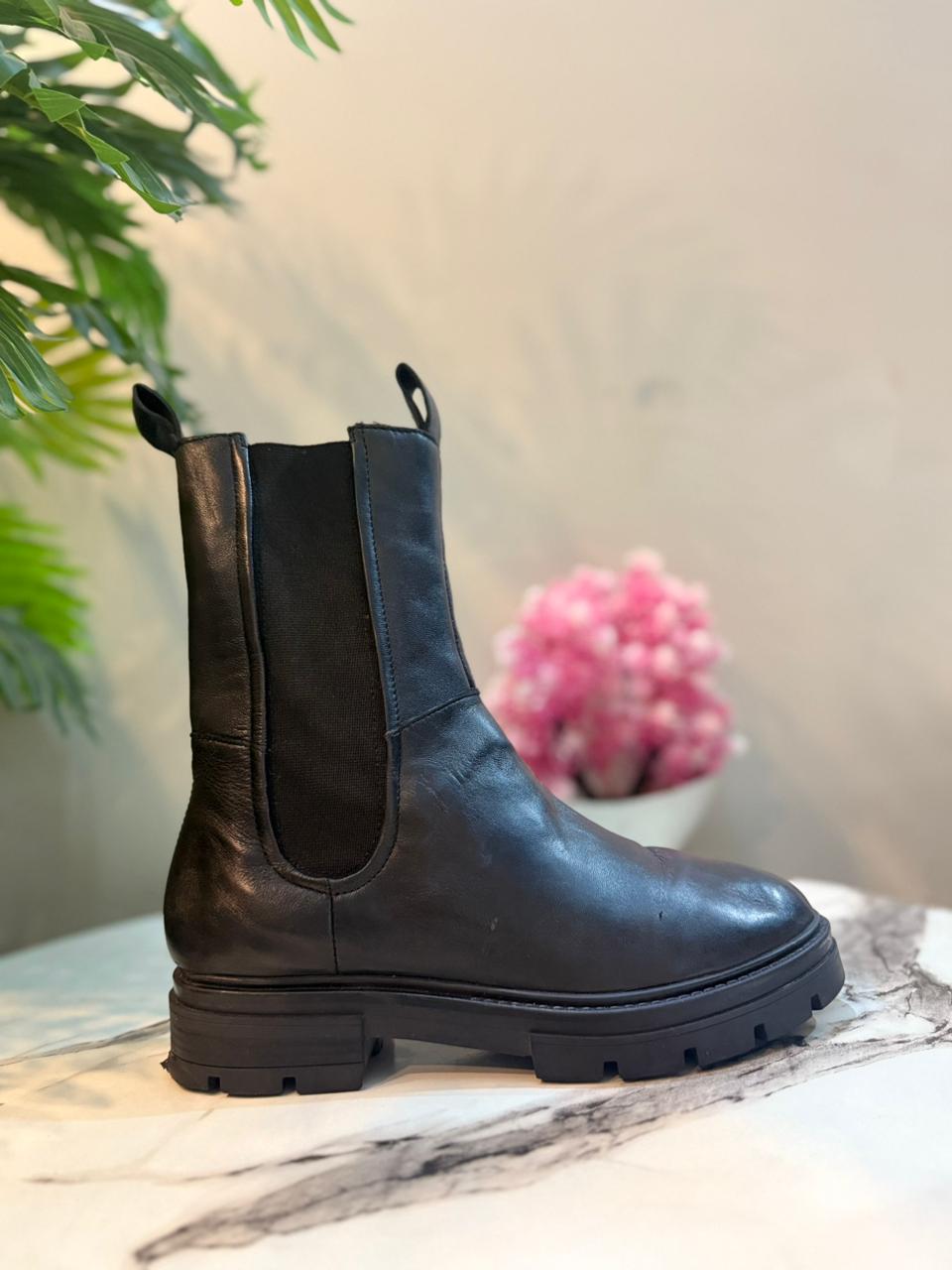 Black leather ankle boot (Unknown)