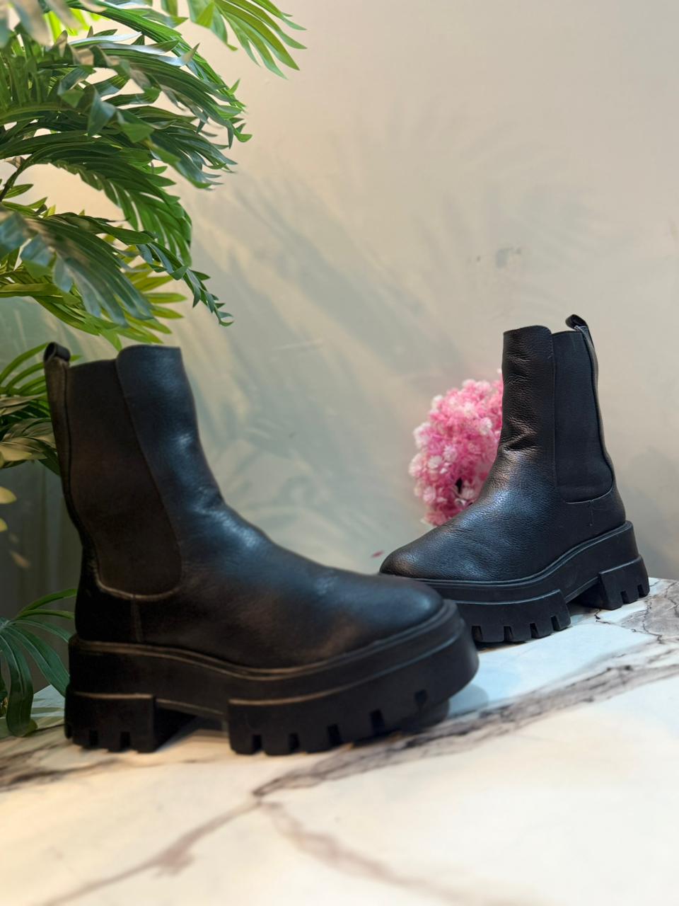 Black leather ankle boot (pull & bear)