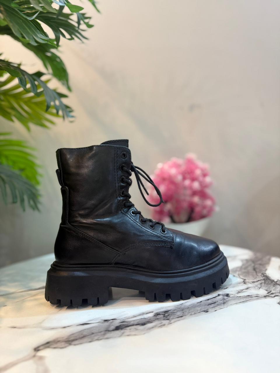 Black leather zipper ankle boot (stradivarius)