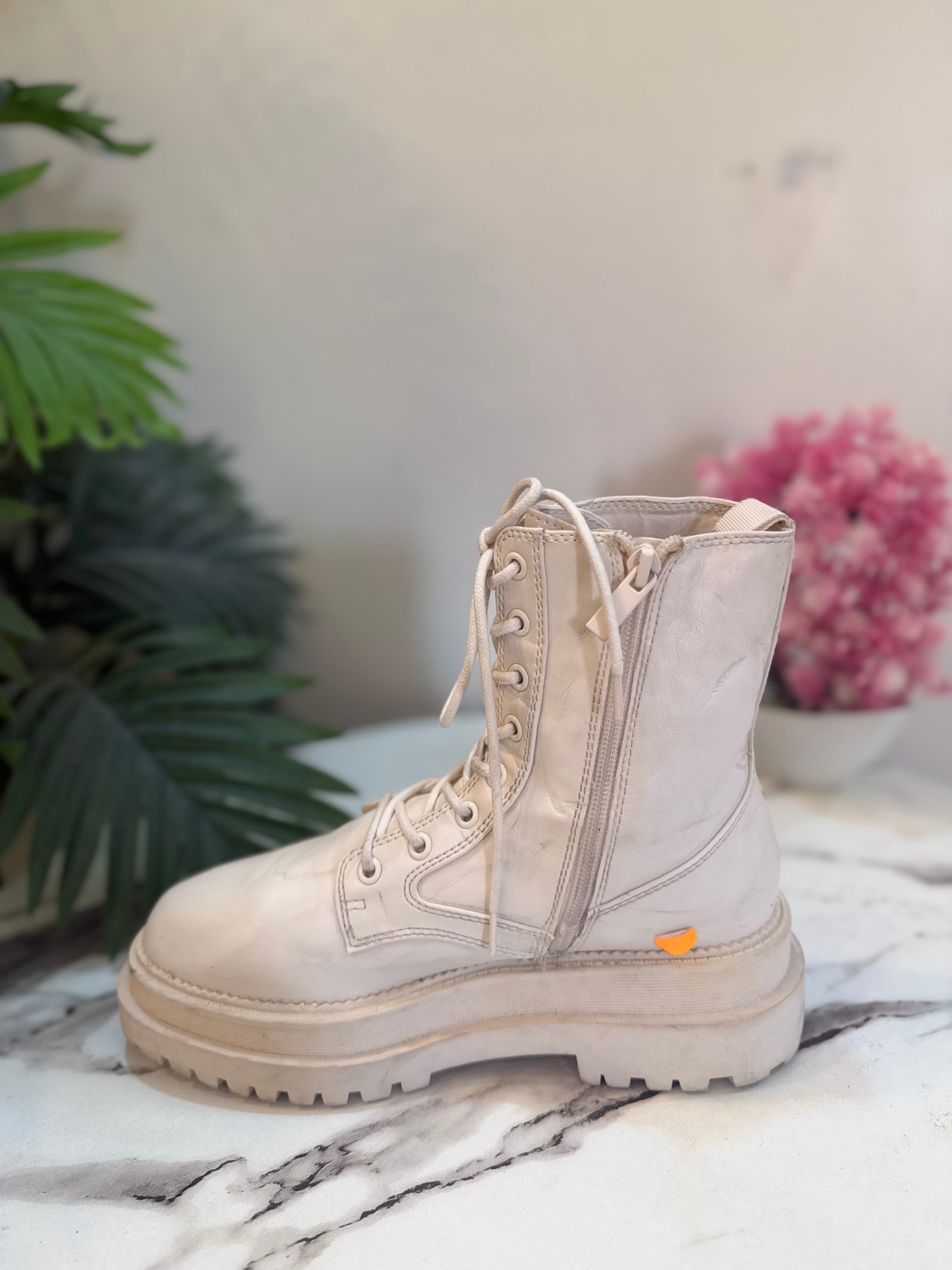 Off white leather laceup ankle boot(Stradivarius)