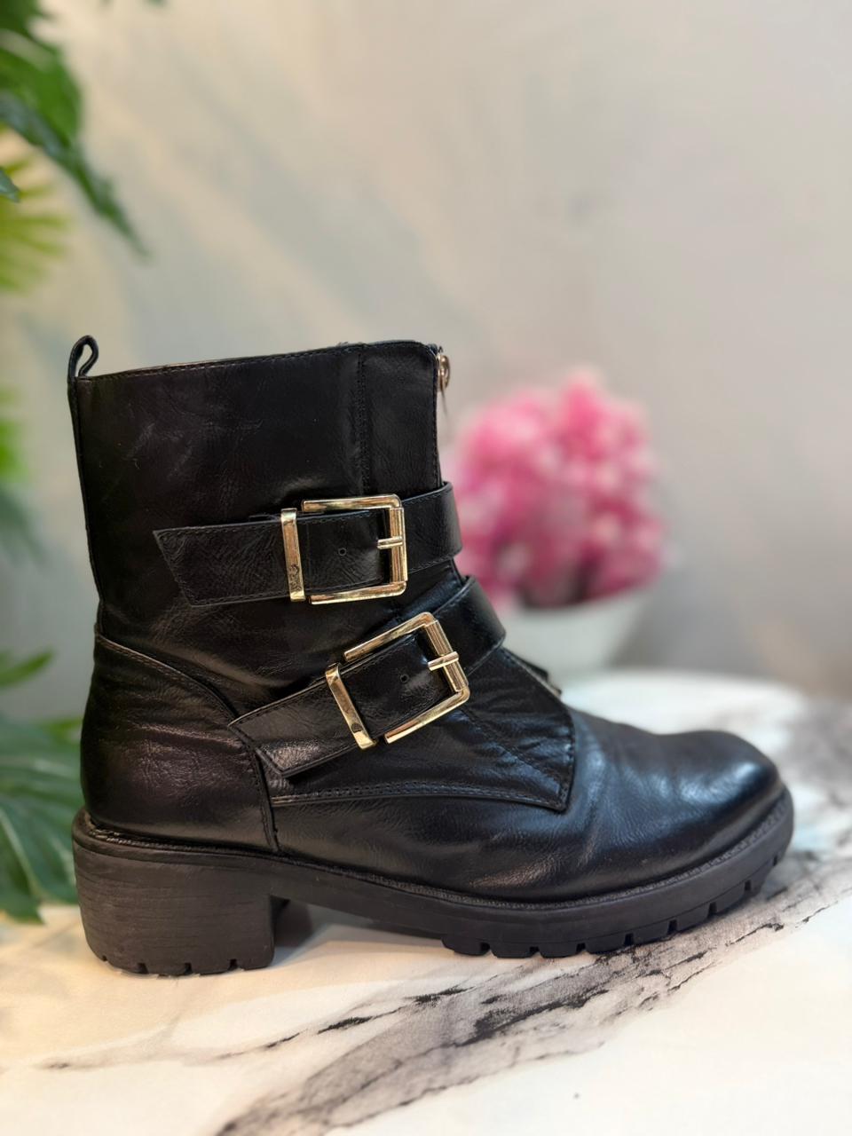Black leather zipper ankle boot (unknown)