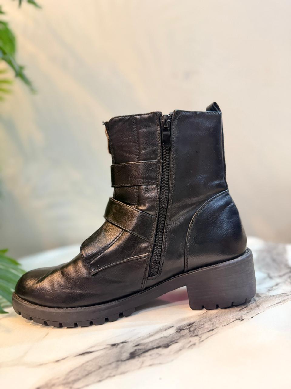 Black leather zipper ankle boot (unknown)