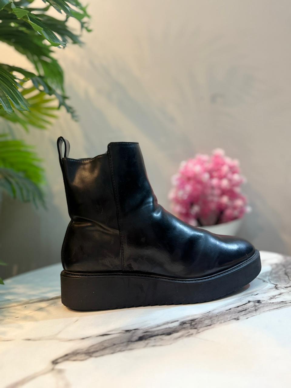 Black zipper ankle boot (Unknown)