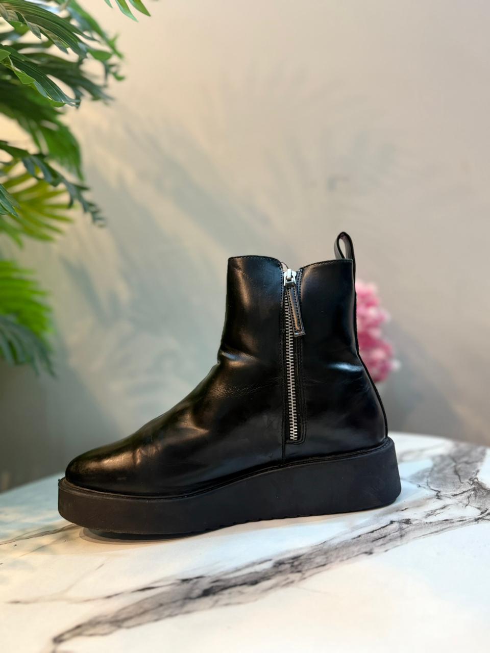 Black zipper ankle boot (Unknown)