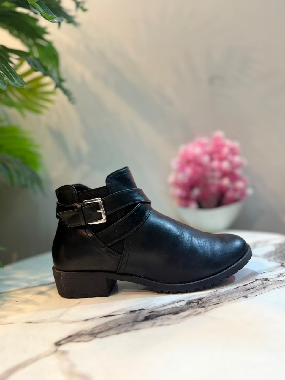 Black leather zipper ankle boot (time true)