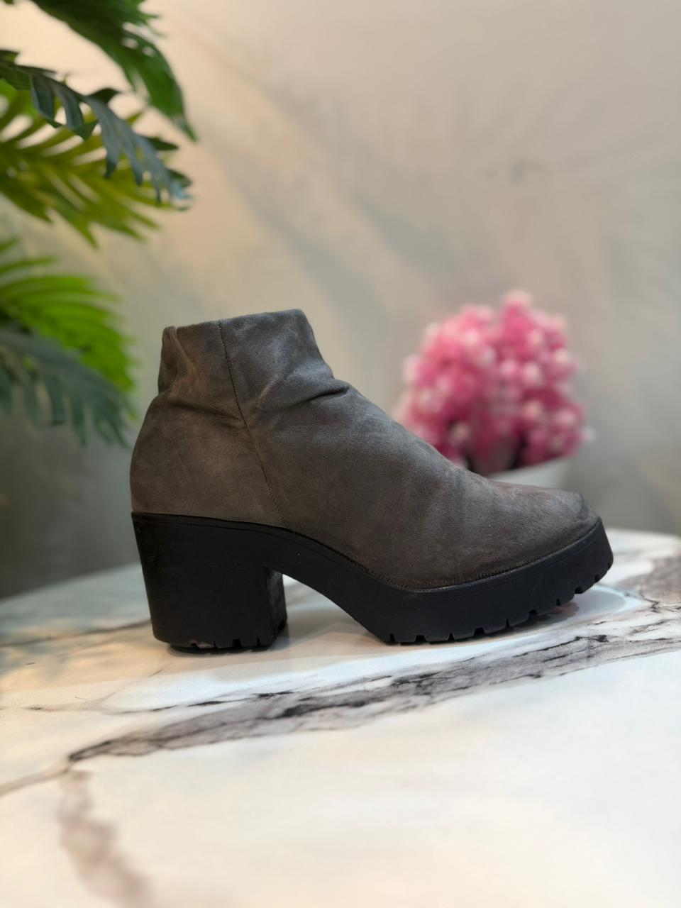Grey suede zipper ankle boot (New Look)
