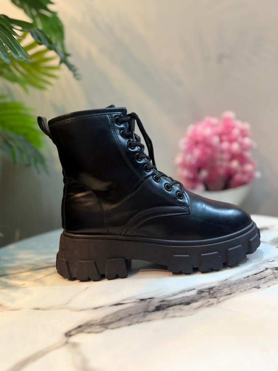 Black leather zipper ankle boot (Unknown)