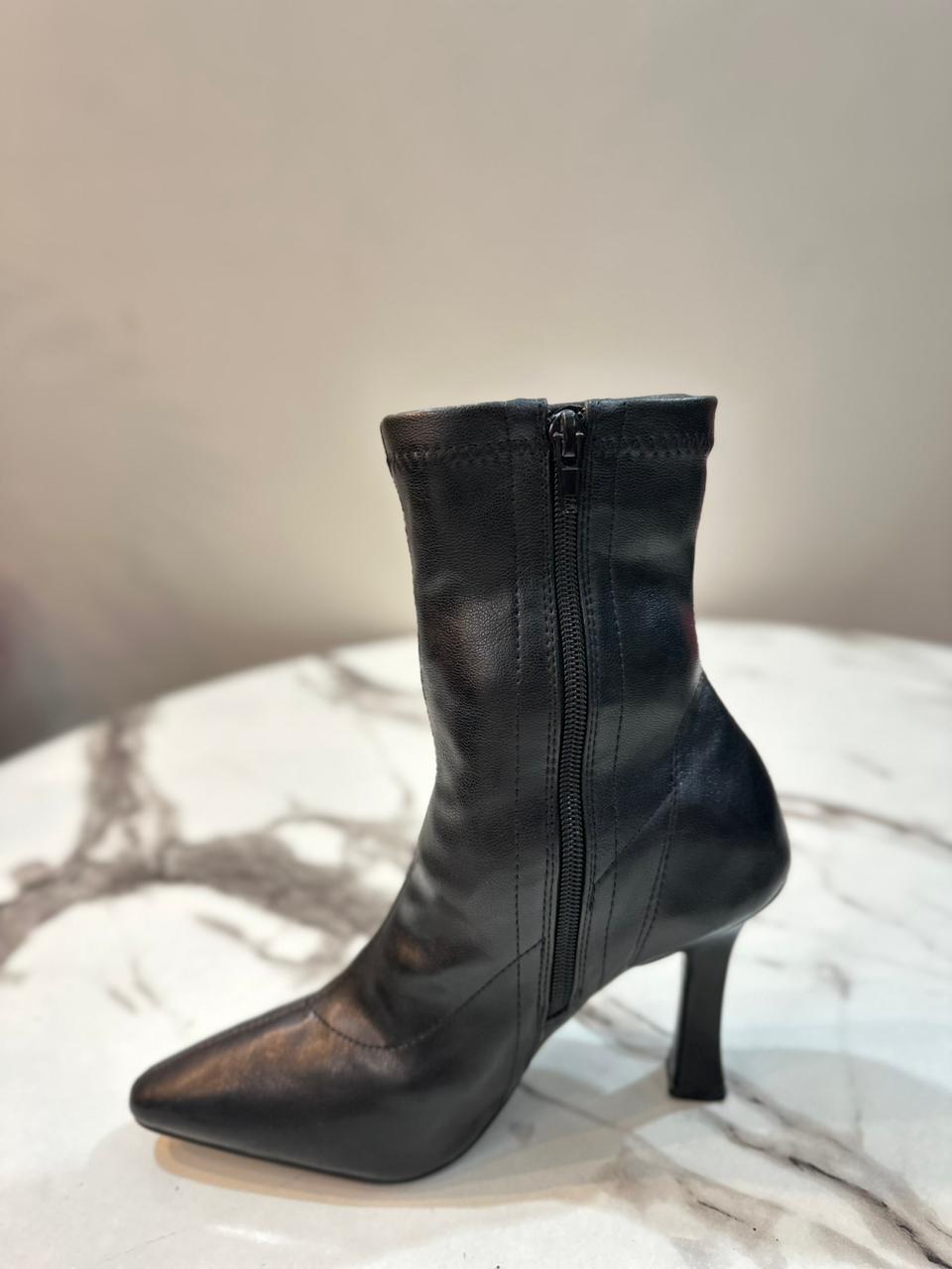 Black leather zipper heeled ankle boots (unknown)