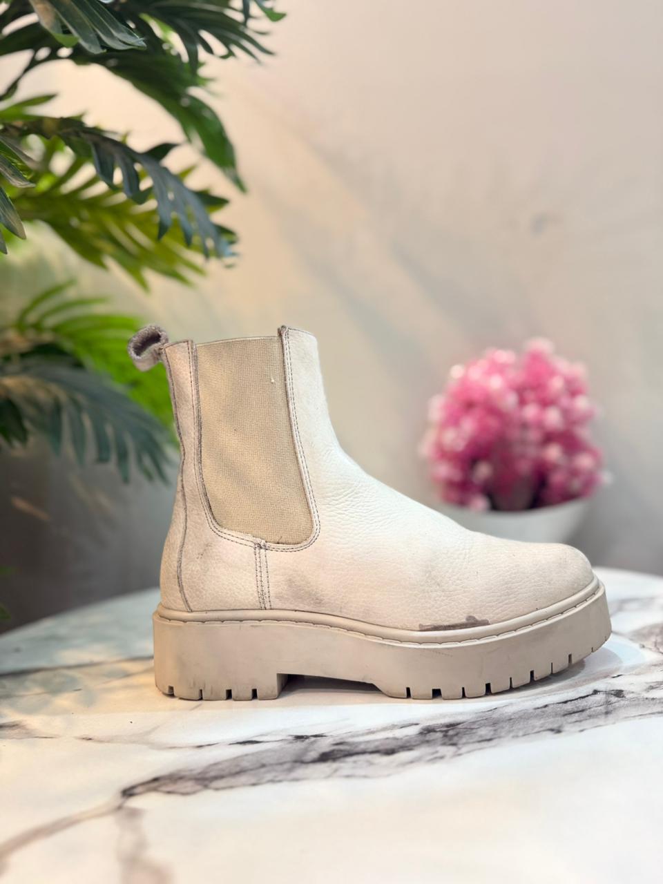 Creamy suede ankle boot (unknown)