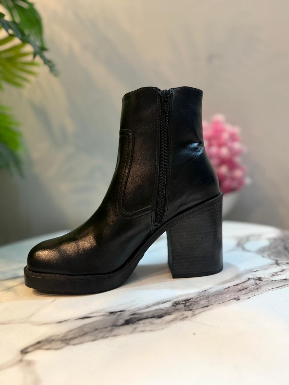 Black leather zipper ankle boot (Unknown)