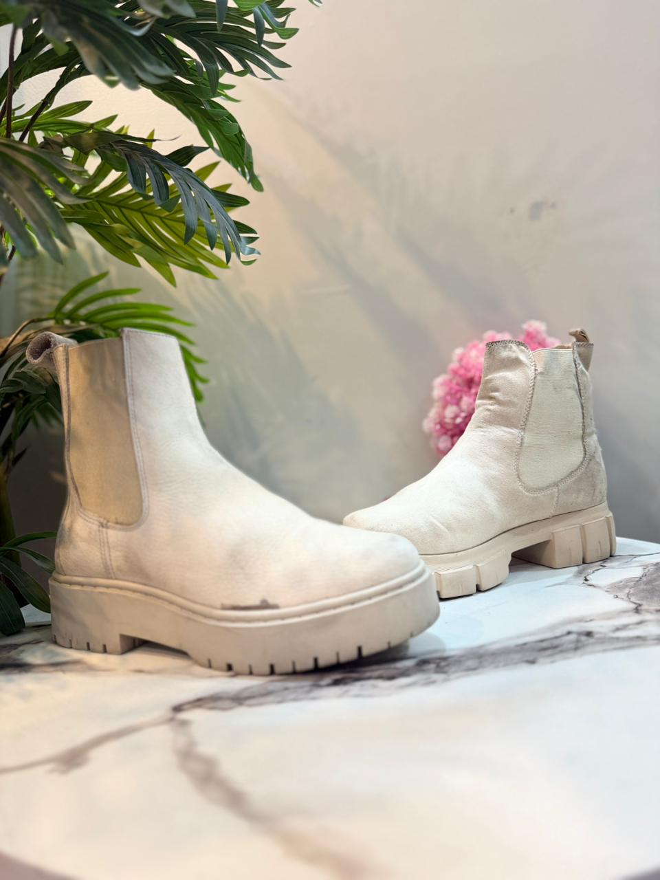 Creamy suede ankle boot (unknown)