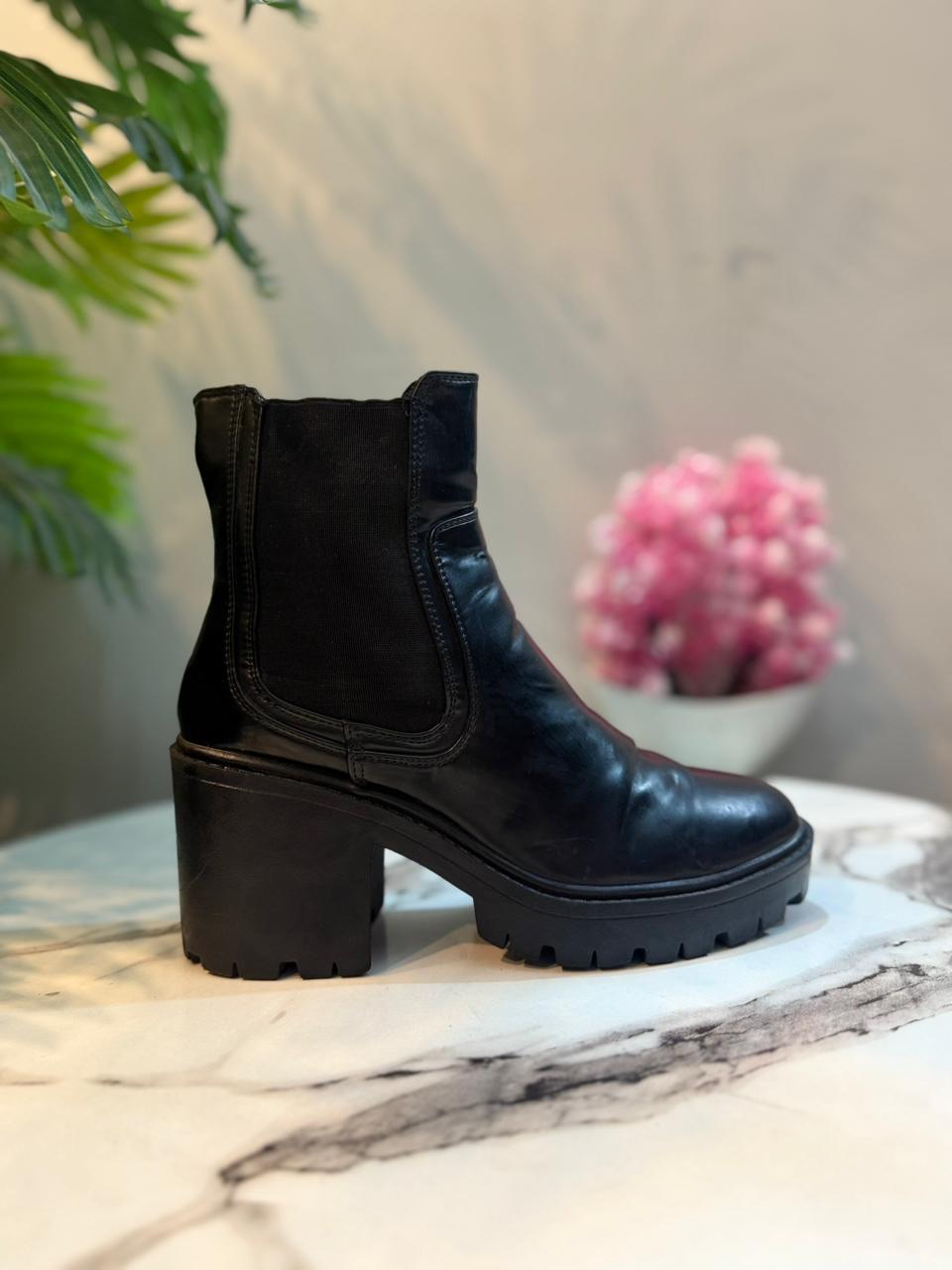 Black leather ankle boot (Unknown)
