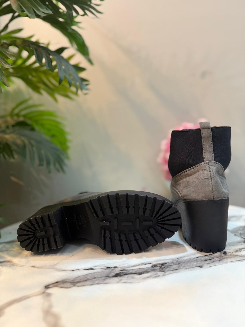 Gray suede ankle boot (Newlook)