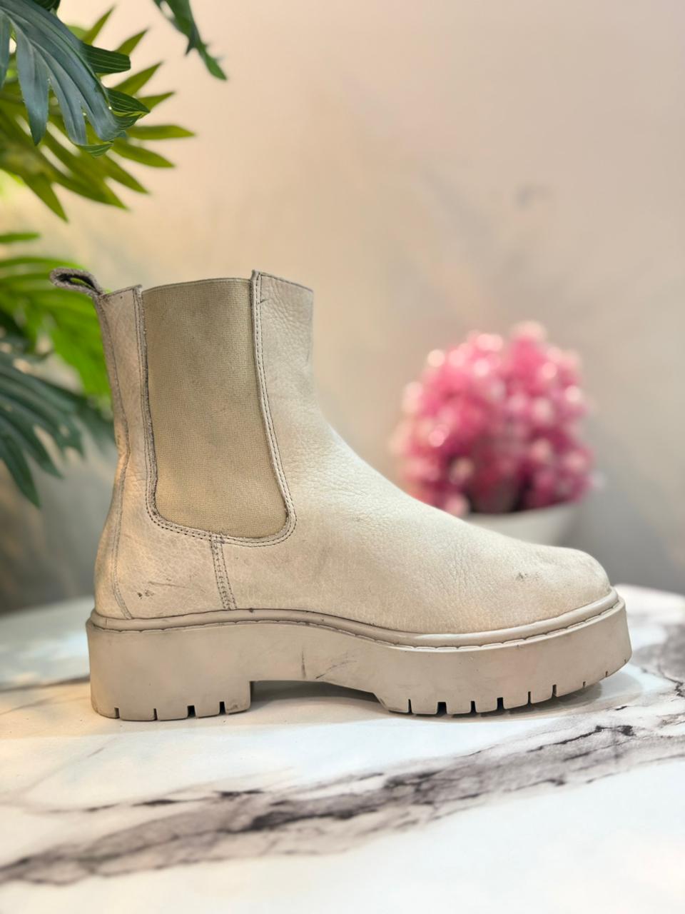 Creamy suede ankle boot (unknown)