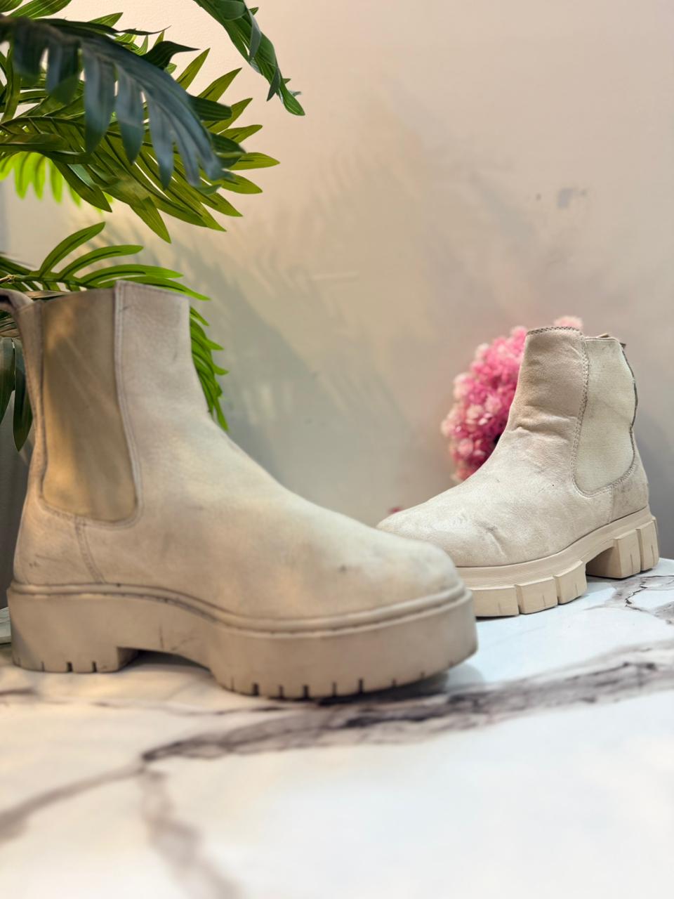 Creamy suede ankle boot (unknown)
