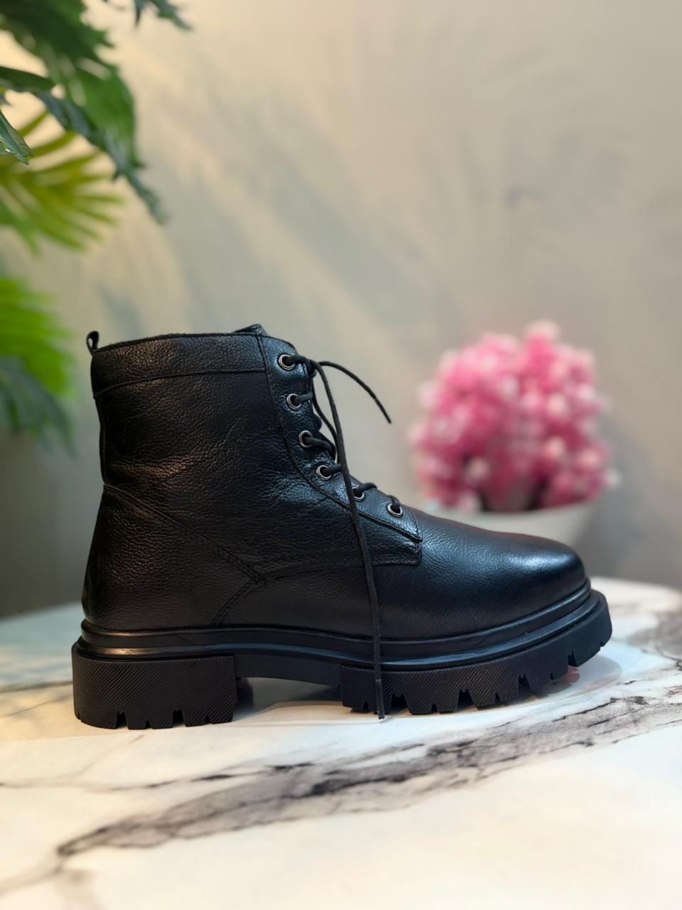 Black leather zipper ankle boot (Unknown)