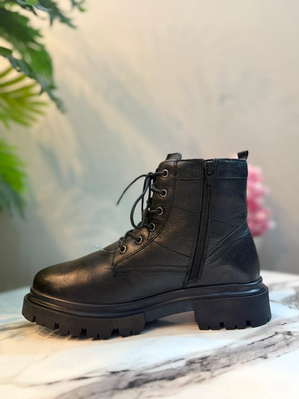 Black leather zipper ankle boot (Unknown)