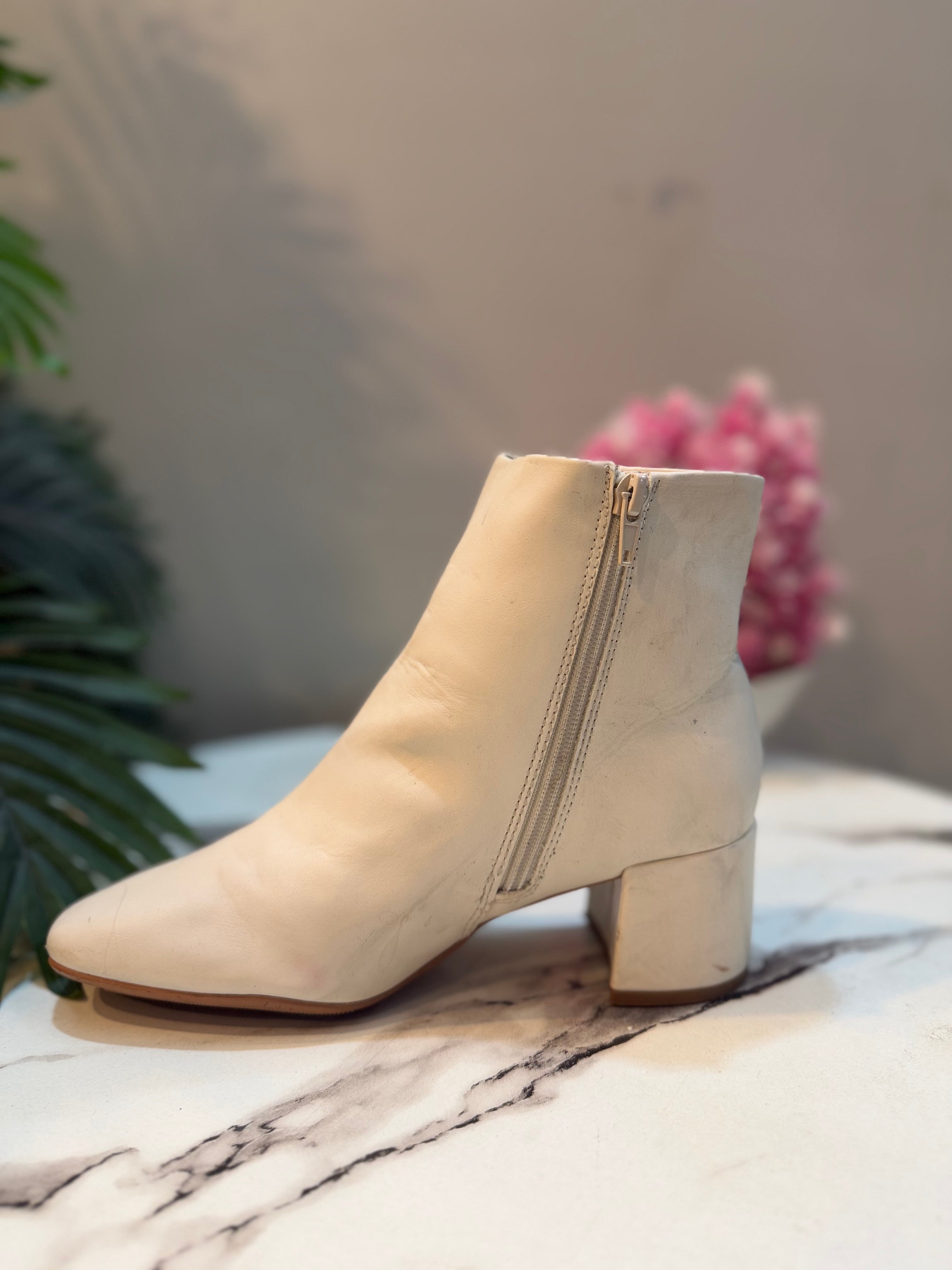 Creamy white zipper leather ankle boot ( unknown)