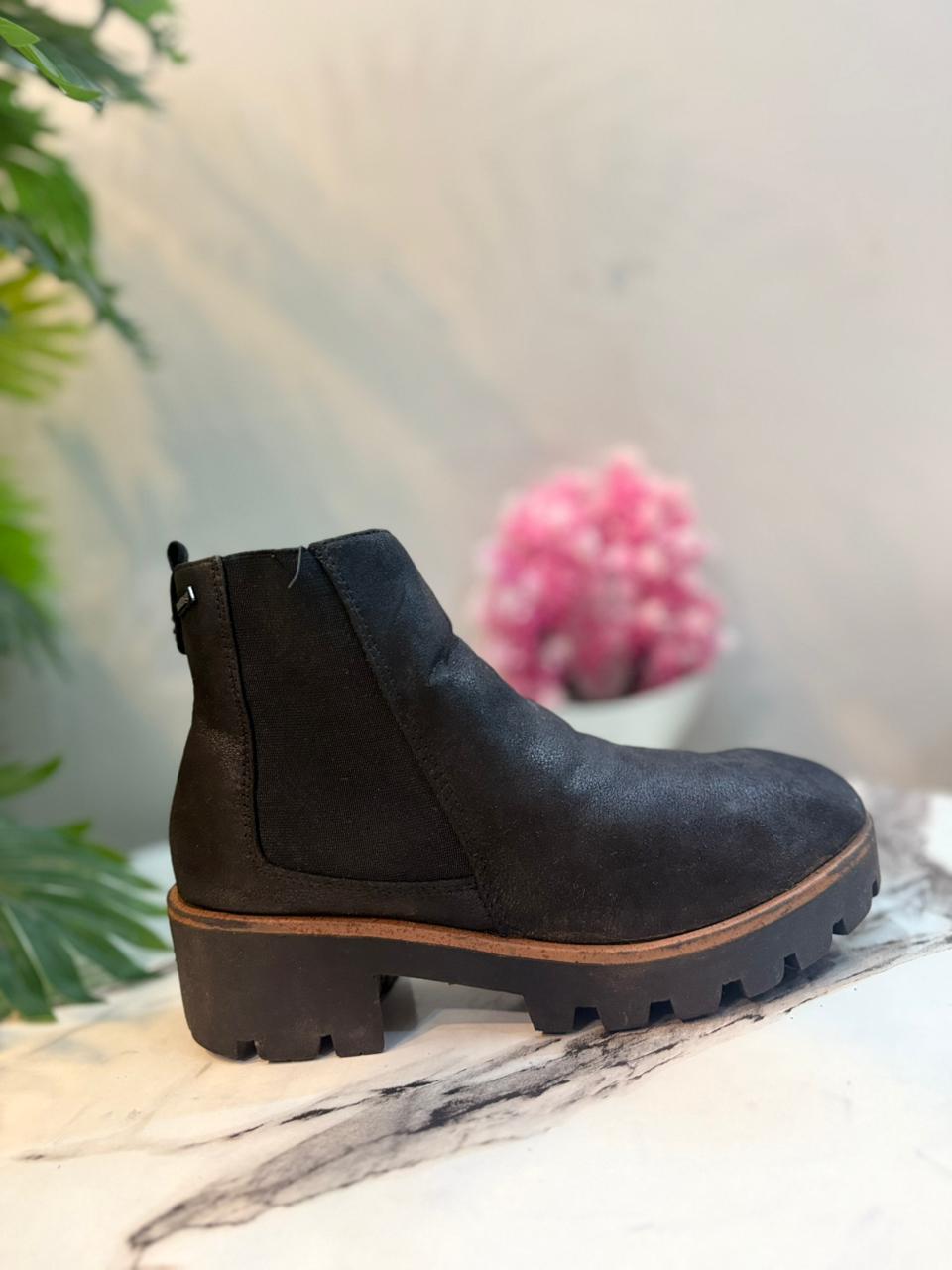 Black suede ankle boot (Mtng)