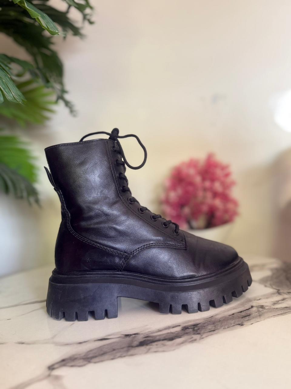 Black leather zipper ankle boot (Stradivarius)