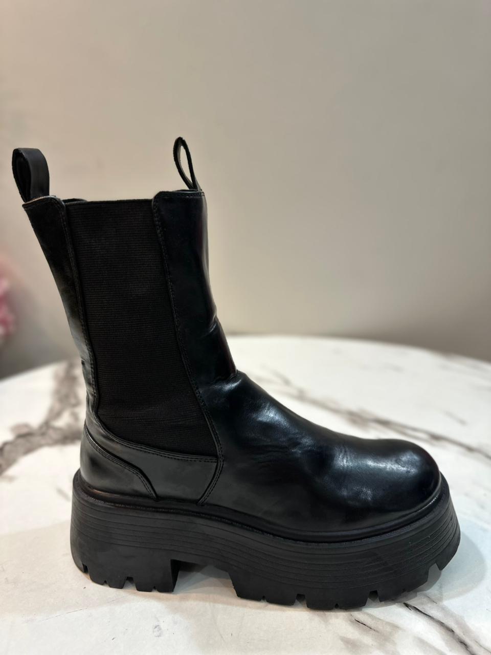 Black leather boot (Pull and Bear)