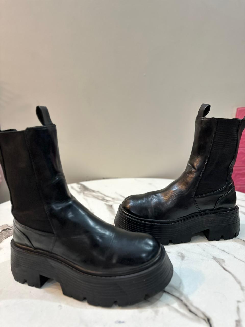 Black leather boot (Pull and Bear)