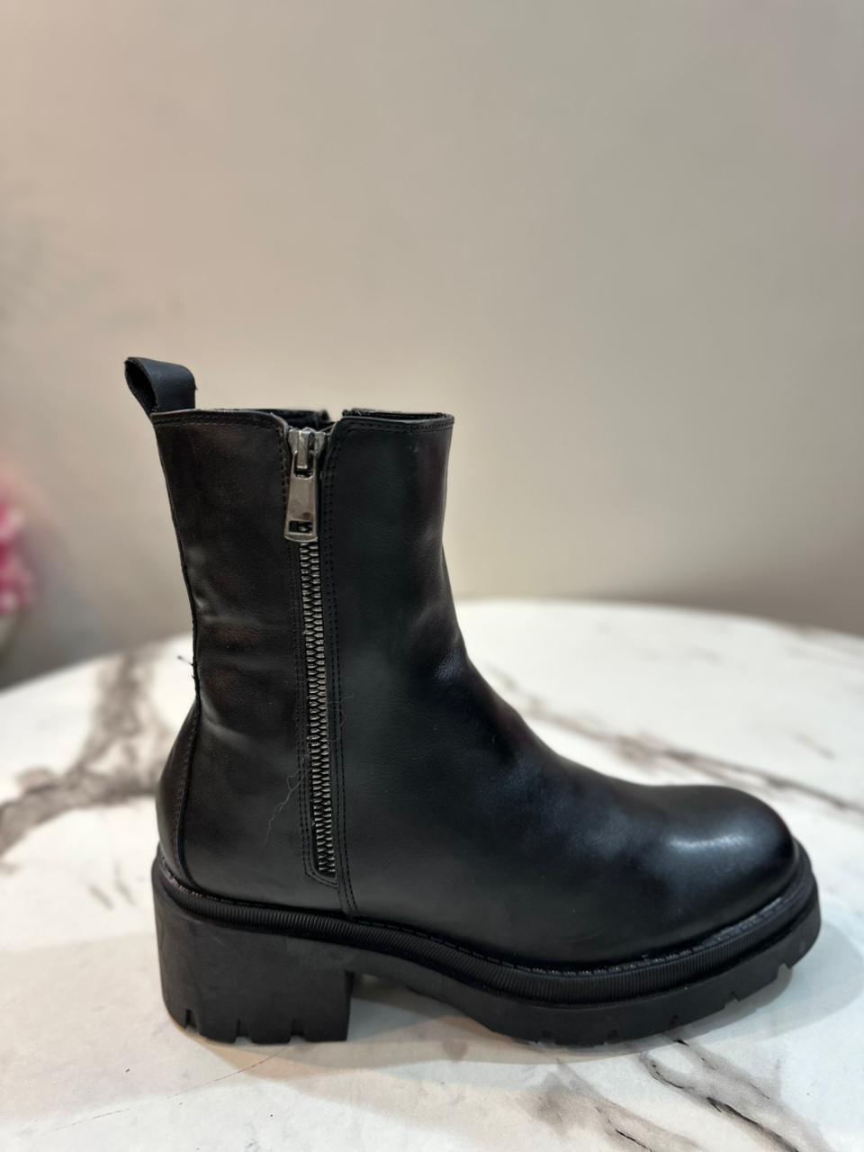 Black leather double zipper ankle boot (xoxo)