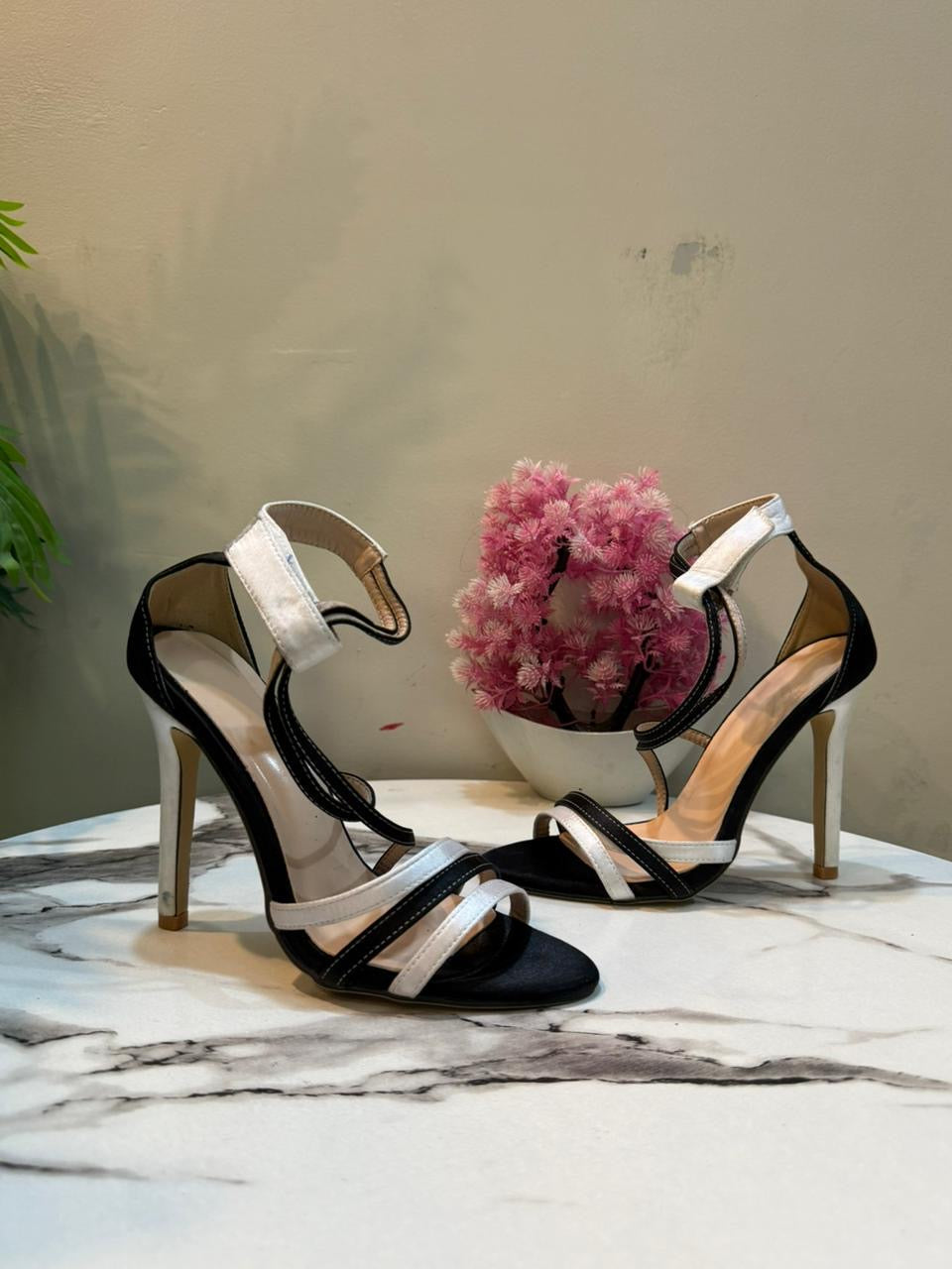 Black&white pencil heel