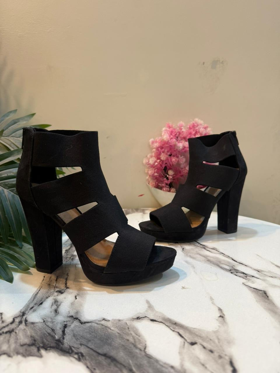 Black block heel (report)