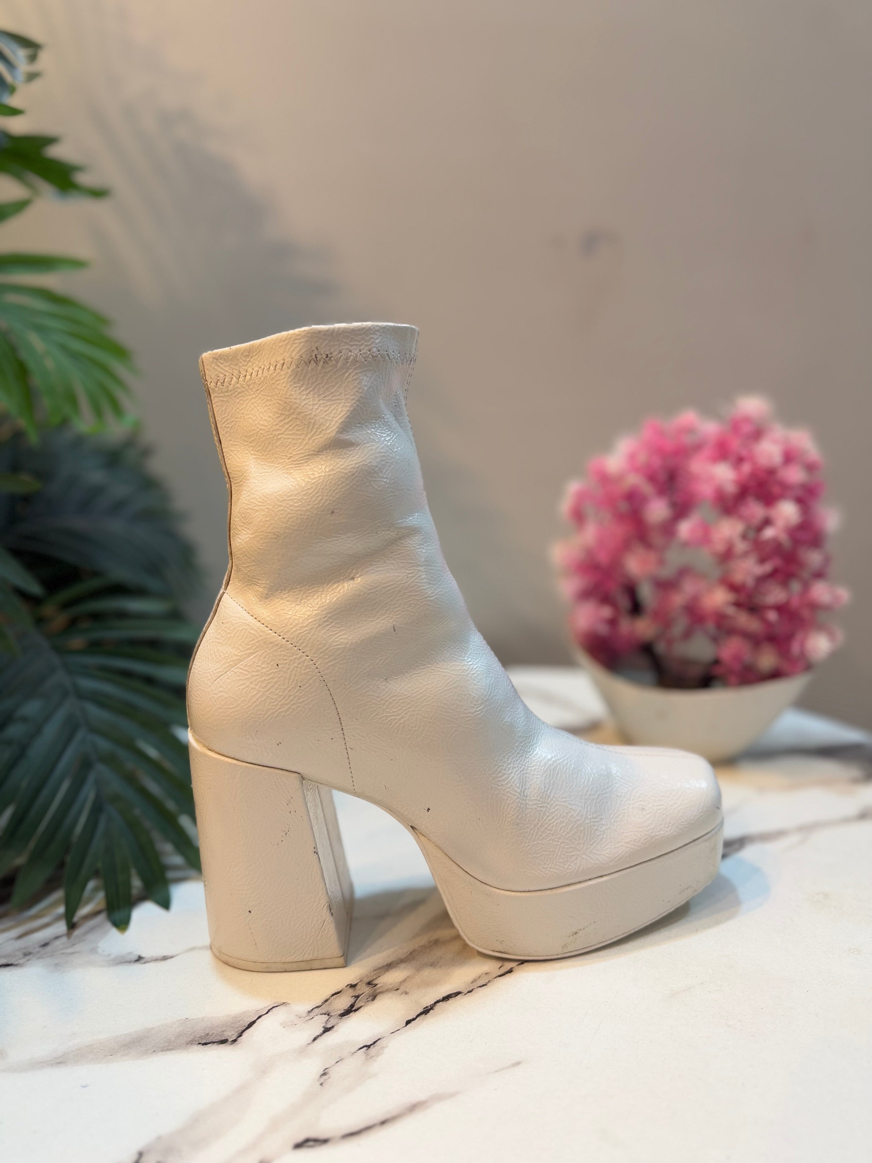 White leather zipper heeled ankle boot ( pull&bear)