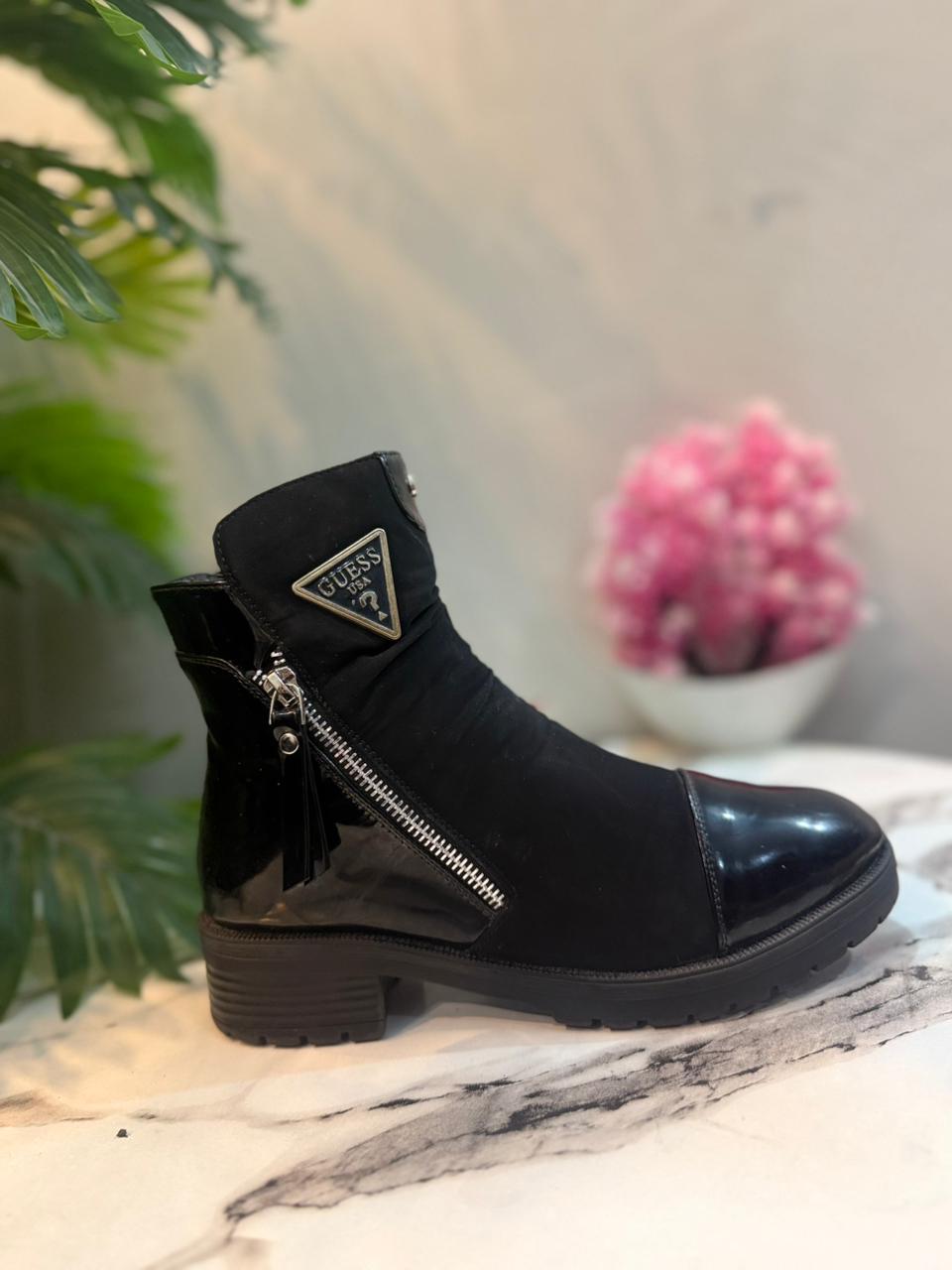 Black double zipper ankle boot (guess)