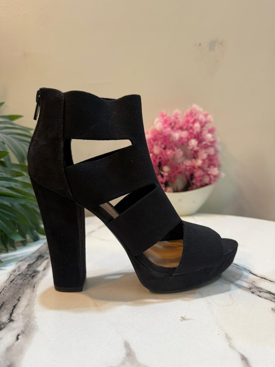 Black block heel (report)